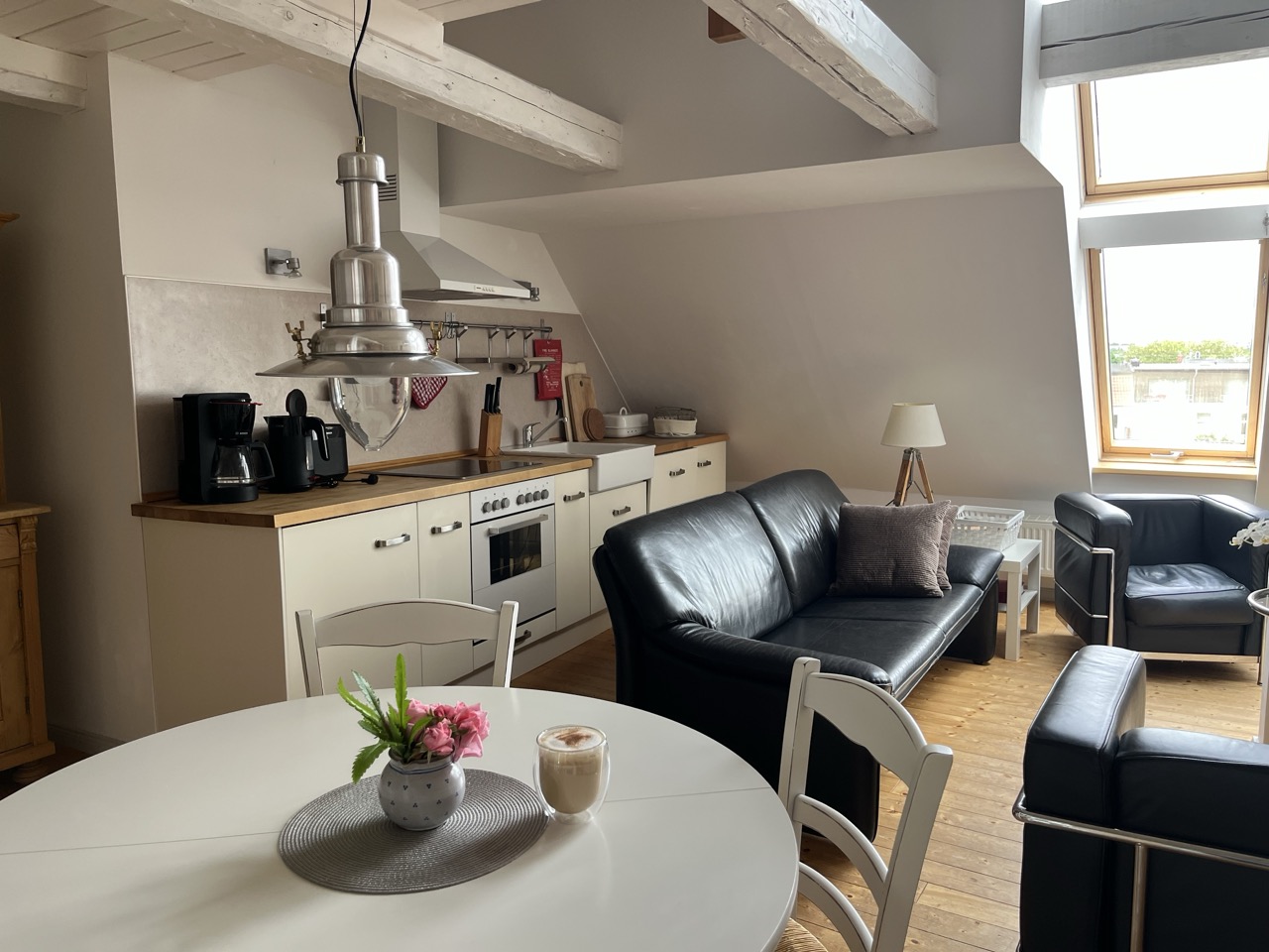 Wohnküche der Ferienwohnung Ahoi in Wismar mit Sofa und Essbereich