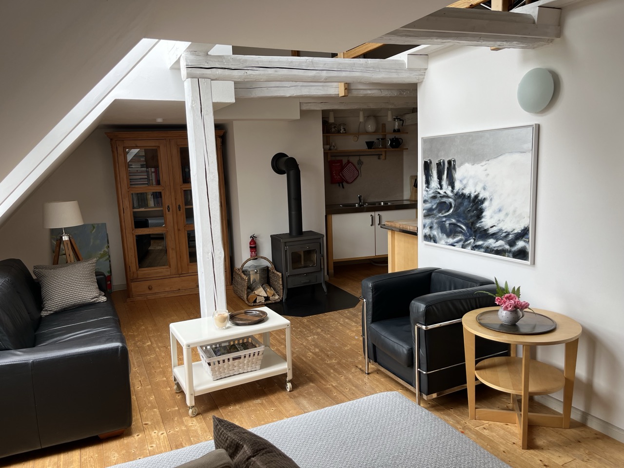 Wohnbereich der Ferienwohnung Sonnenschein in Wismar mit Kaminofen und Sitzecke